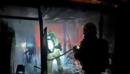 طمرة: حريق في مبنى متنقل وشفاعمرو: حريق في حافلة 